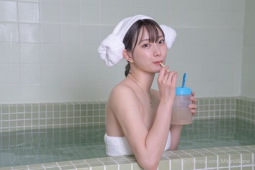Akari Mitani 美谷朱里