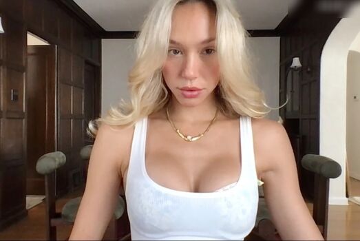 Alexis Ren