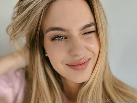 aliceredlips