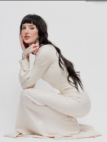 Alina Benson/Alinabnsn
