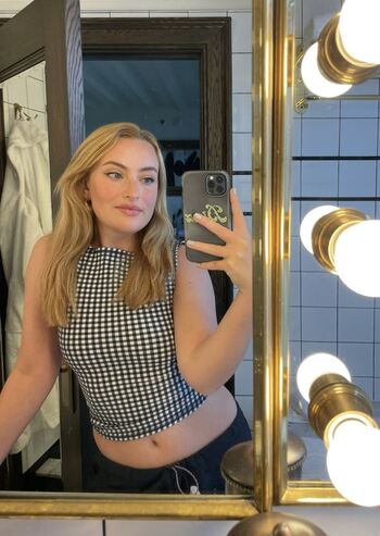 Amelia Dimoldenberg