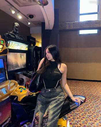 Annie Zheng (@cellow111)