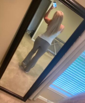 blondehoosiermom_free