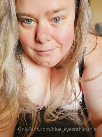 blue_eyesnthickthighs