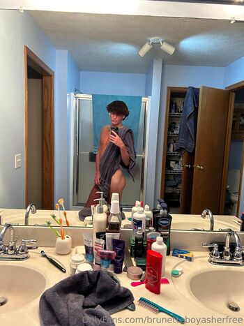 brunetteboyasherfree
