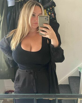 bustyholly