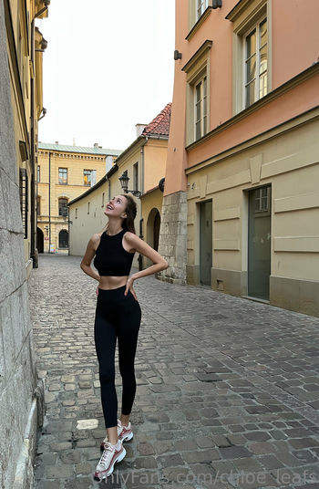 chloe_leafs
