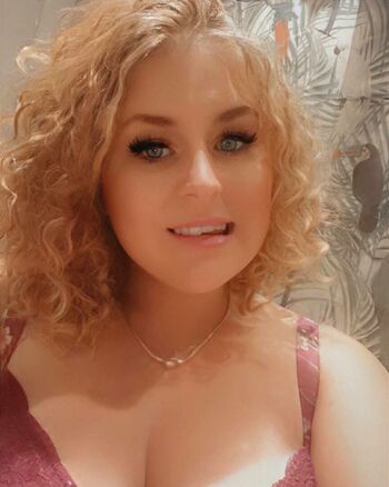 Curvy Abbii