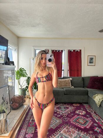 cutesmartnudegirl