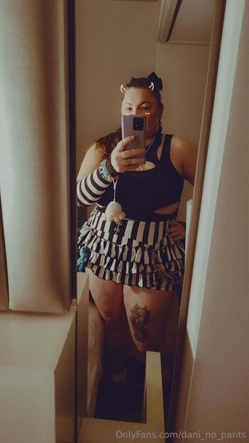 dani_no_pants