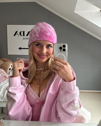 Elena Zoe