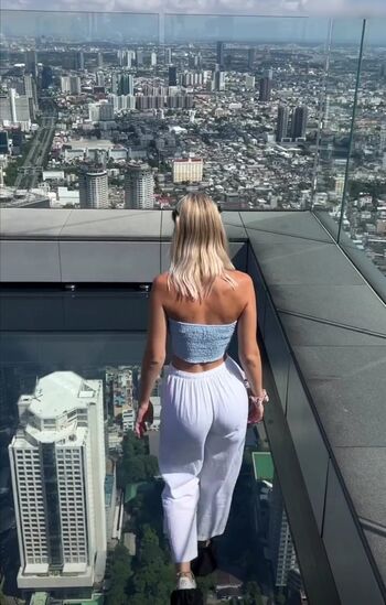 Elena Zoe