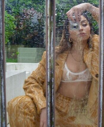 Ella Eyre