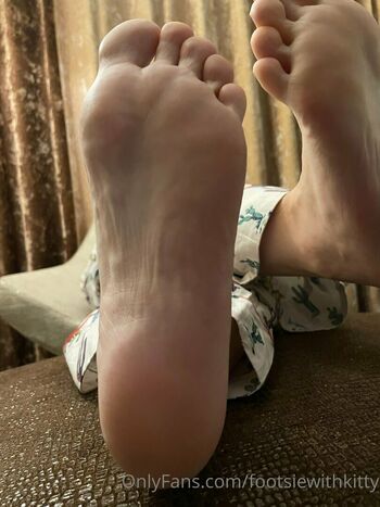 footsiewithkitty