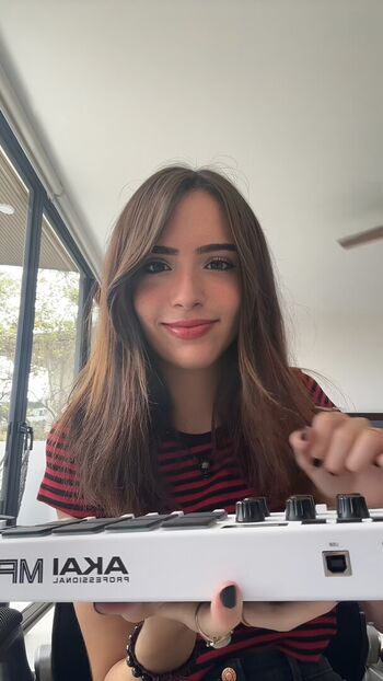 Gabriela Bee