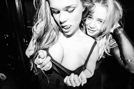 Girls Kissing