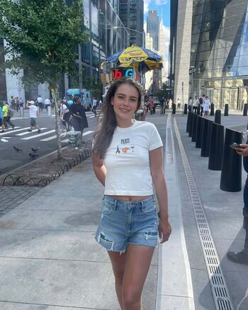 girlwithherbow02
