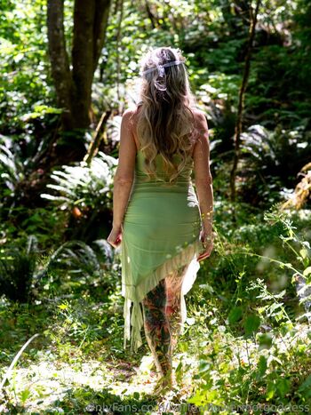 harlowflowerfootgoddess