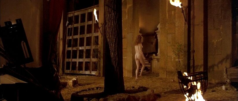 Jennifer Jason Leigh