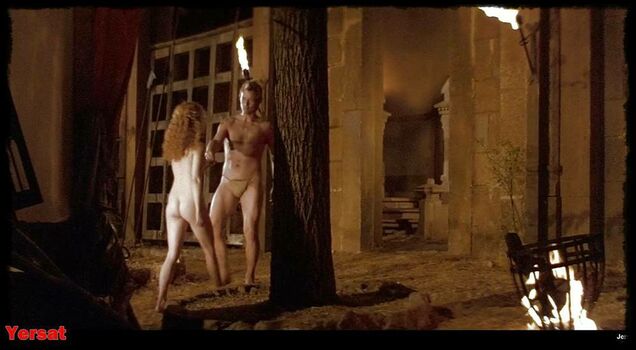 Jennifer Jason Leigh