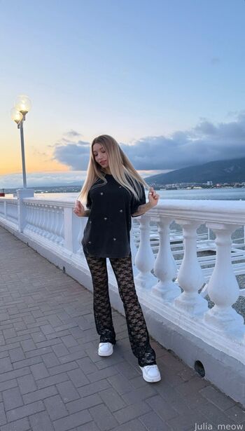 Julia_Meow