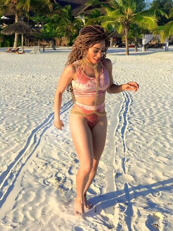 Khanyi Mbau