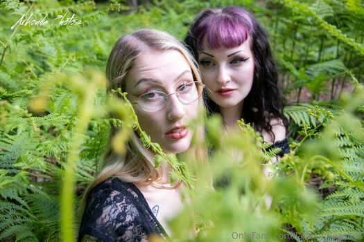 laceandleashes