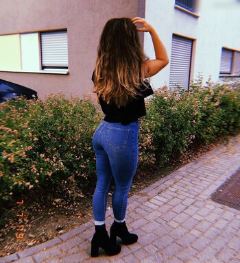 Laura Sophie aka laurafitsophie