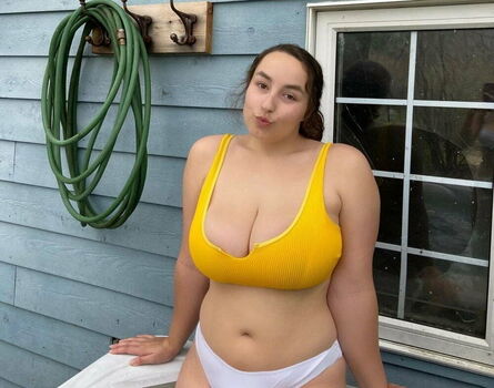 Lexi Thomas