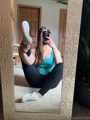 lilmissnaughtyfeet