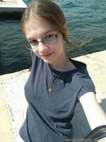 Lily_Slutty