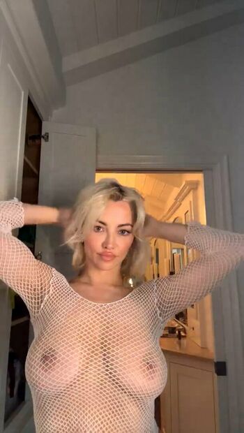 Lindsey Pelas