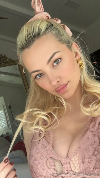 Lindsey Pelas