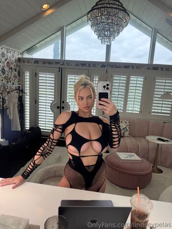 Lindsey Pelas