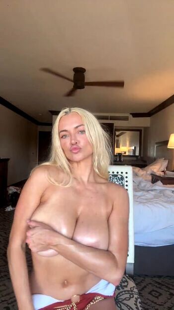 Lindsey Pelas