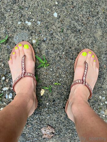longtoesally_stormy