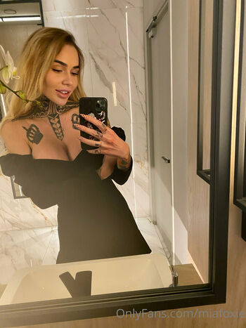 mia_foxybae