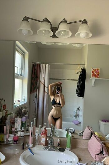 mia_monet