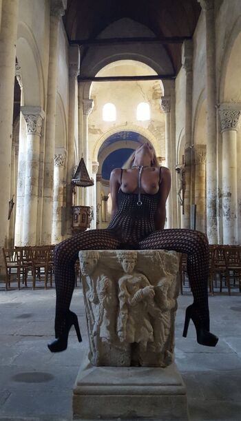 Mistress Dea Dhelia
