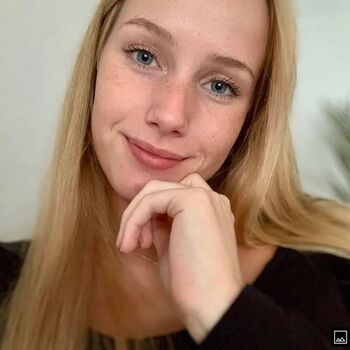 Nadine von relaxASMR