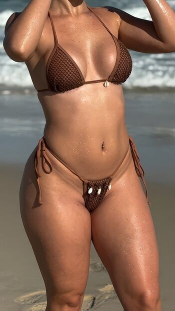 Naelly Flores