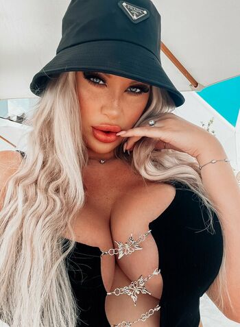 Nicci Azzy