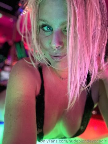 nudeblondeyogagirl