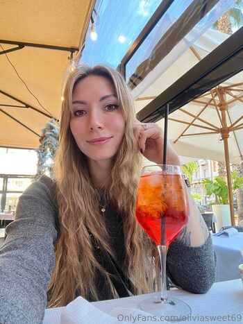 olivia_on_pole