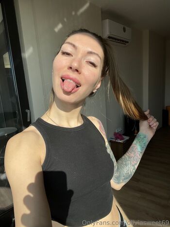 olivia_on_pole