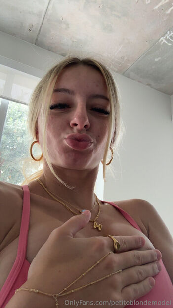 petiteblondemodel