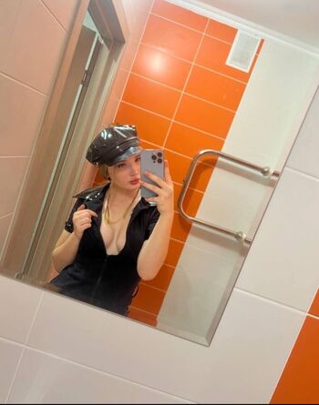 Polizistin Julia