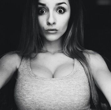 Rita Flores 69