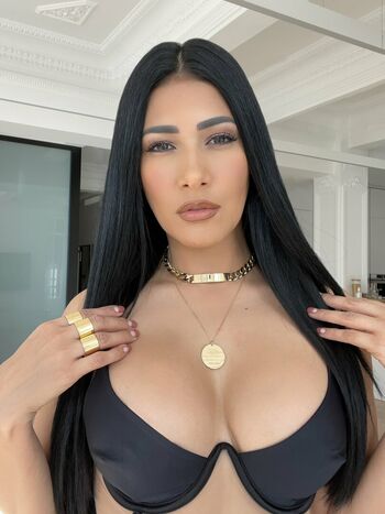 Simone E Simaria