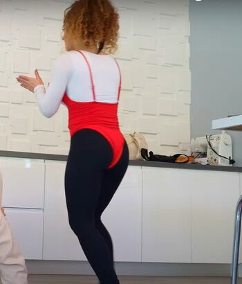 Sofie Dossi